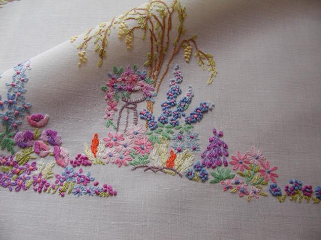 Magnificient tablecloth with hand-embroidered colorful english garden