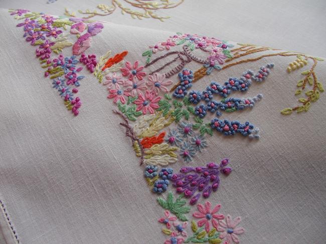 Magnificient tablecloth with hand-embroidered colorful english garden