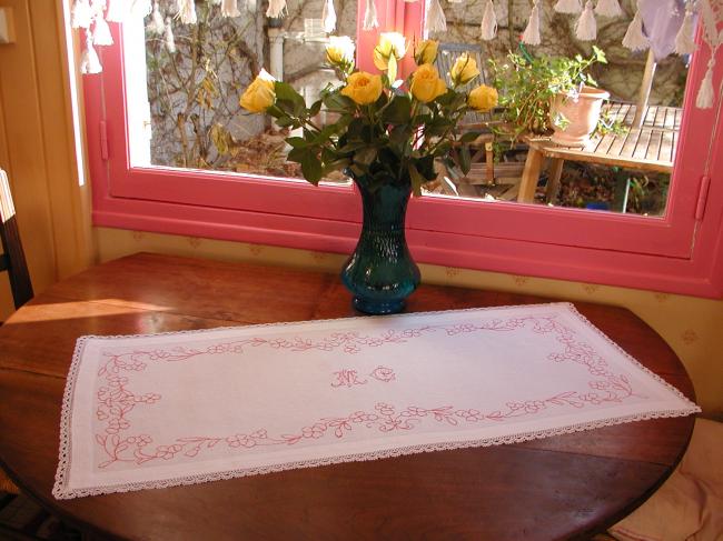 Superbe chemin de table brodé de fleurs et monogramme MC, rouge et blanc