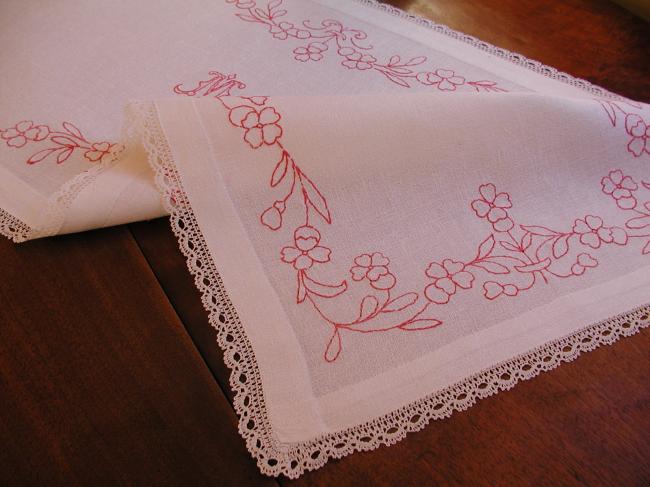 Superbe chemin de table brodé de fleurs et monogramme MC, rouge et blanc