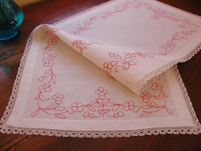 Superbe chemin de table brodé de fleurs et monogramme MC, rouge et blanc