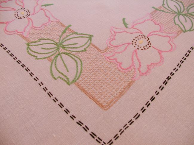 Superbe tablecloth & its matching tea-cosy with large hand-embroidered anemones