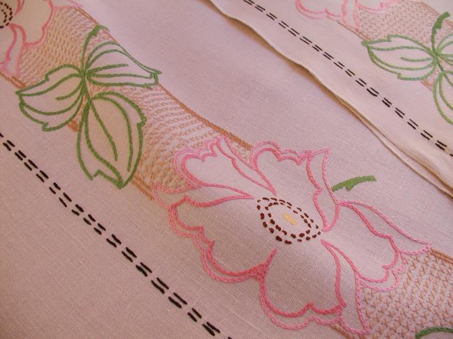 Superbe tablecloth & its matching tea-cosy with large hand-embroidered anemones