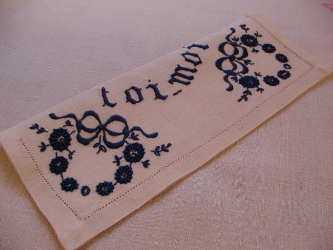 Lovely napkin case with hand-embroidered flowers, ribbons and 'Toi-Moi'(You-Me)