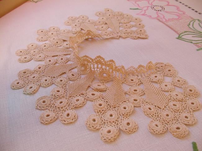 Superb collar in guipure irish lace from late 19th century in cream color