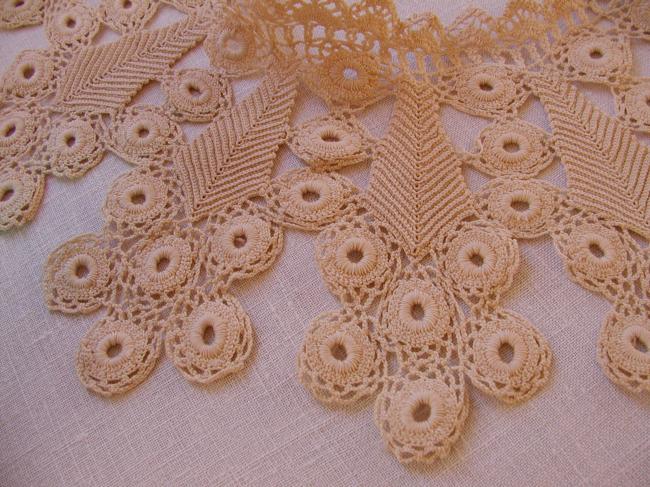 Superb collar in guipure irish lace from late 19th century in cream color