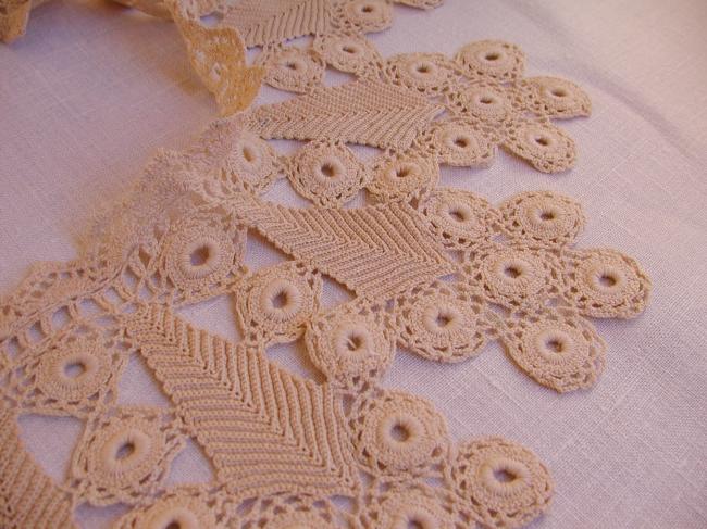 Superb collar in guipure irish lace from late 19th century in cream color