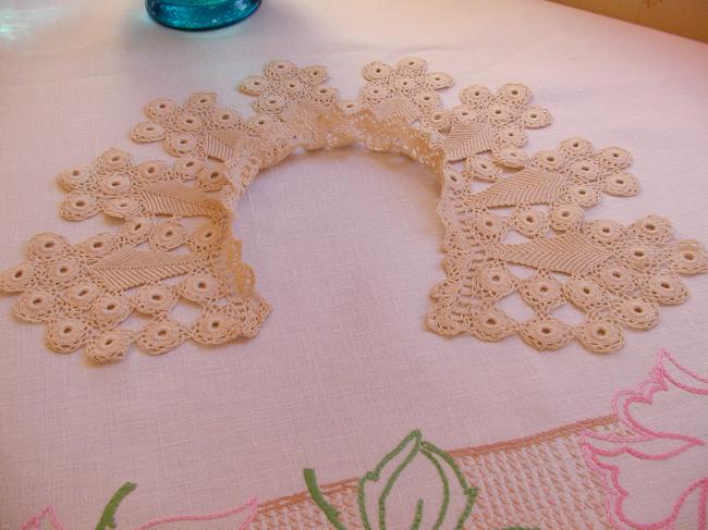 Superb collar in guipure irish lace from late 19th century in cream color