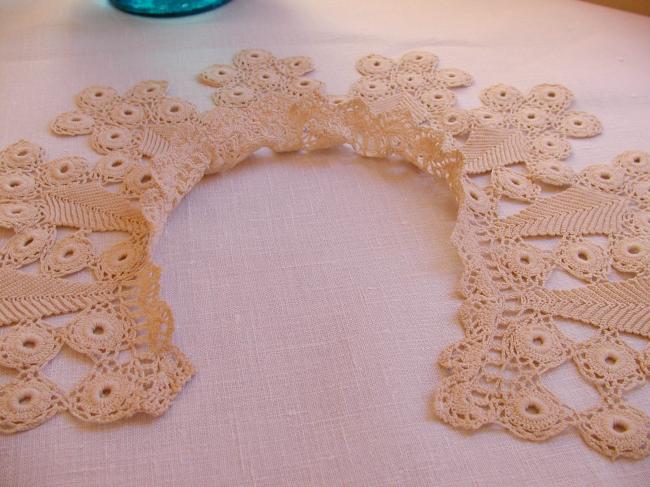 Superb collar in guipure irish lace from late 19th century in cream color