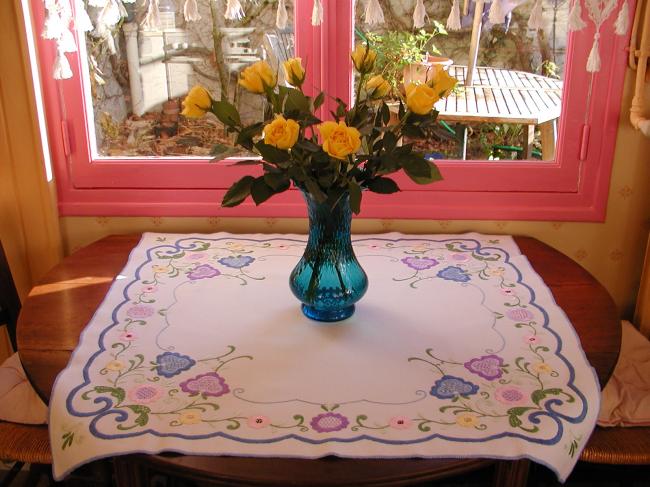 Superbe Jacobean hand-embroidered tablecloth