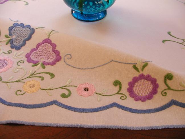 Superbe Jacobean hand-embroidered tablecloth