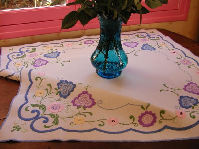 Superbe Jacobean hand-embroidered tablecloth