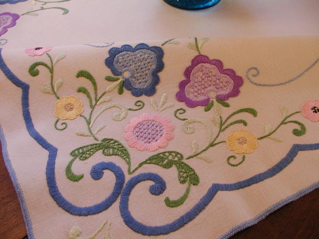 Superbe Jacobean hand-embroidered tablecloth