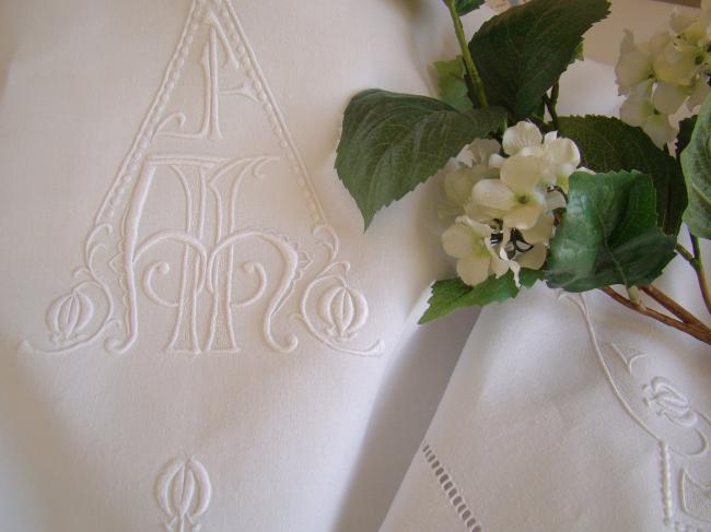 Splendeur de drap en pur fil brodé d'un double monogramme &  cages d'Amour