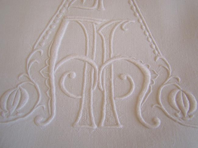 Splendeur de drap en pur fil brodé d'un double monogramme &  cages d'Amour