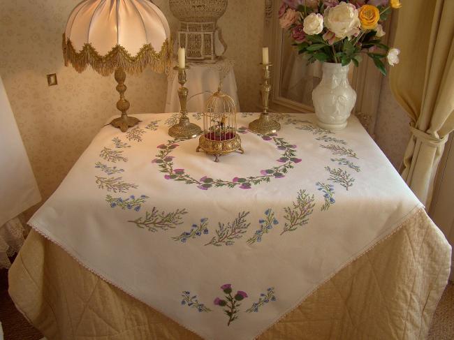 Romantique nappe brodée d'une couronne de bruyère & fleurs de chardons