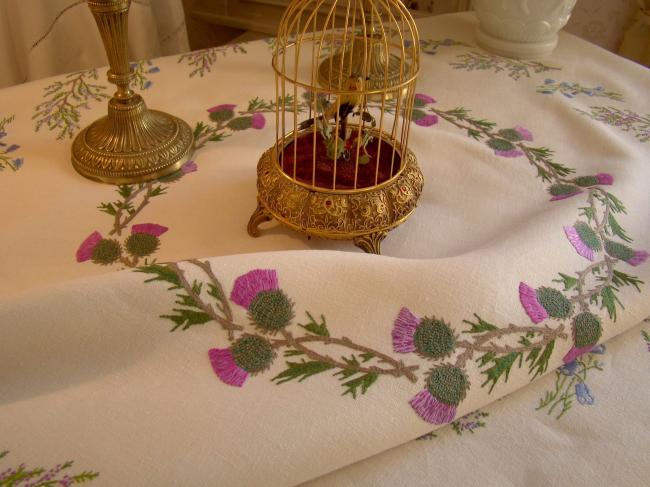 Romantique nappe brodée d'une couronne de bruyère & fleurs de chardons