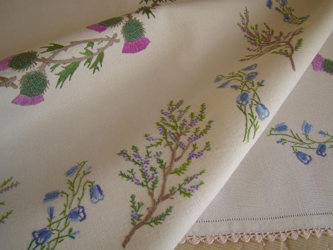 Romantique nappe brodée d'une couronne de bruyère & fleurs de chardons