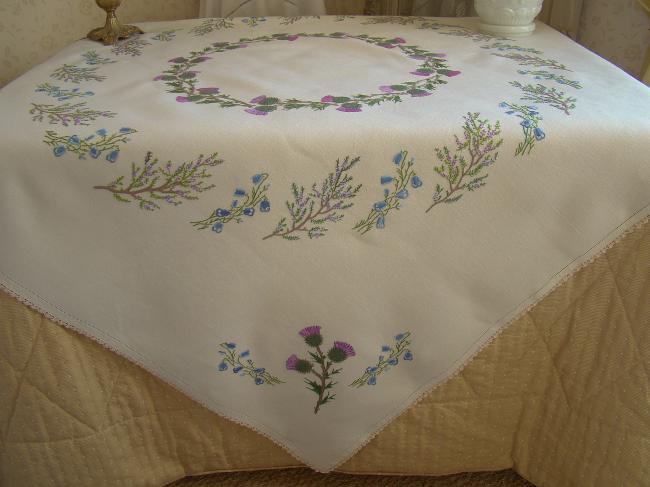 Romantique nappe brodée d'une couronne de bruyère & fleurs de chardons