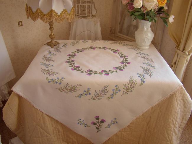 Romantique nappe brodée d'une couronne de bruyère & fleurs de chardons