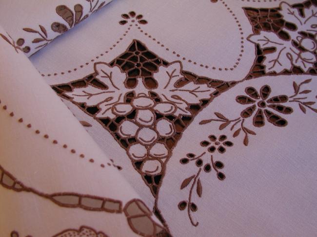 Gorgeous Richelieu tablecloth with its matching table mats,vine & grape vine