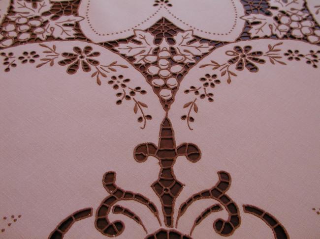 Gorgeous Richelieu tablecloth with its matching table mats,vine & grape vine