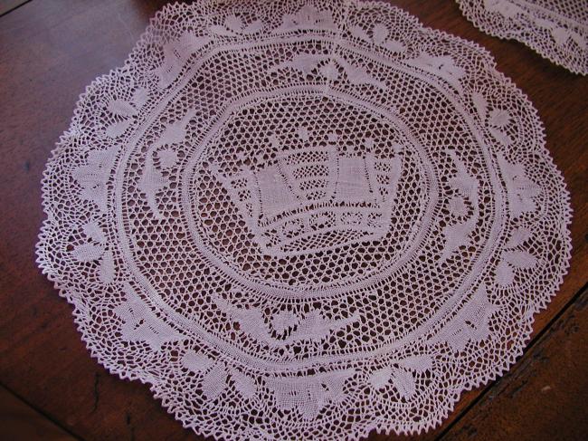 Fantastic table set service in fine Flandres bobbin lace with Count Crown 1890