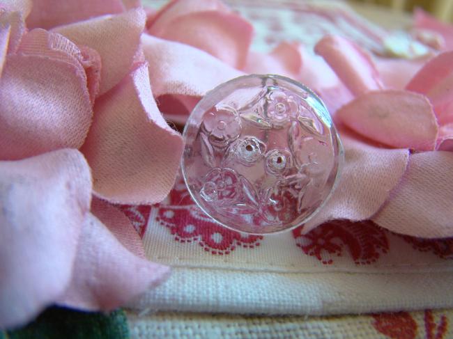 Superbe bouton en verre moulé transparent,  petites fleurs sur coupelle 1900