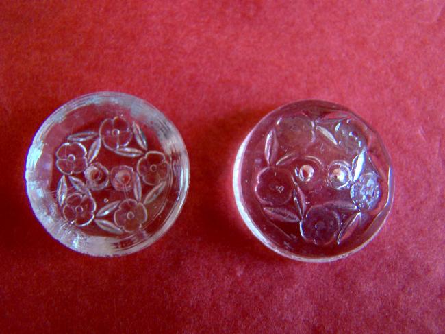 Superbe bouton en verre moulé transparent,  petites fleurs sur coupelle 1900