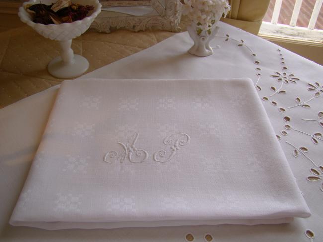 Joli service de 4 serviettes monogramme AP en damassé 