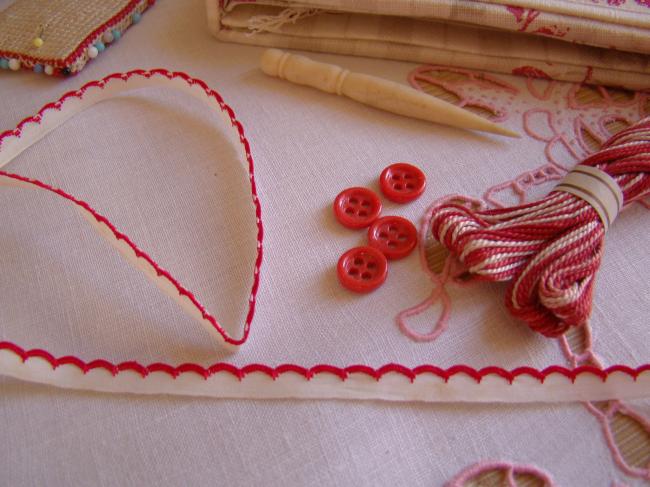 Adorable ancien ruban passepoil en coton blanc à festons rouges 1950, 9mm