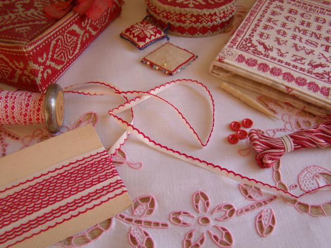 Adorable ancien ruban passepoil en coton blanc à festons rouges 1950