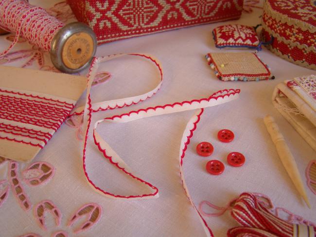 Adorable ancien ruban passepoil en coton blanc à festons rouges 1950, 9mm
