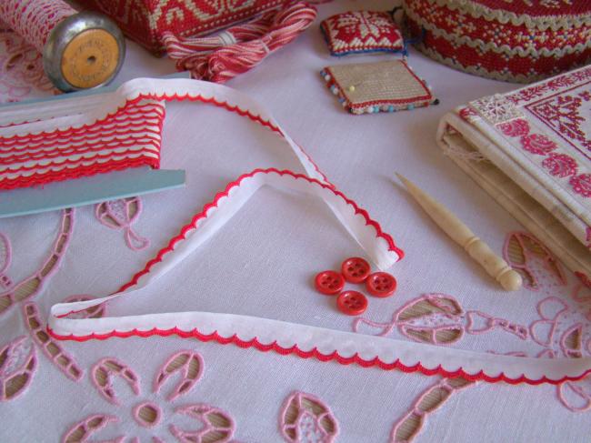 Très joli ancien ruban passepoil en coton blanc à festons rouges 1950,12mm