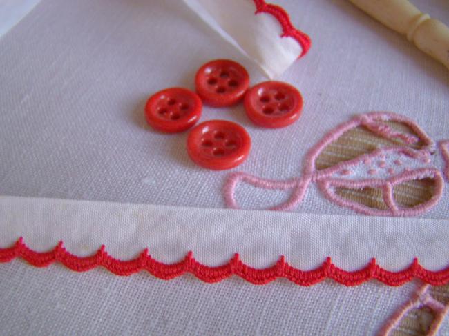 Très joli ancien ruban passepoil en coton blanc à festons rouges 1950,12mm