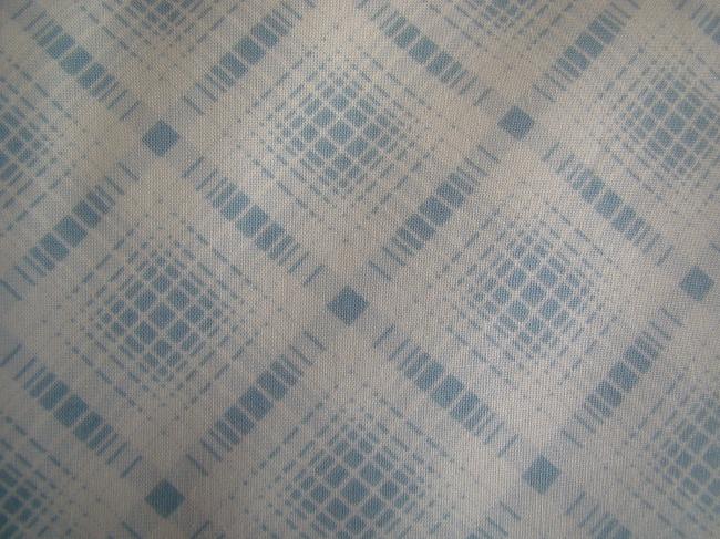 Coupon de coton à fond écru avec motif quadrillé gris bleu