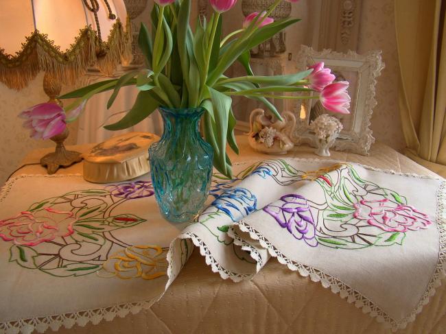 Merveilleux chemin de table brodé de roses anciennes  et dentelle fuseaux 1920