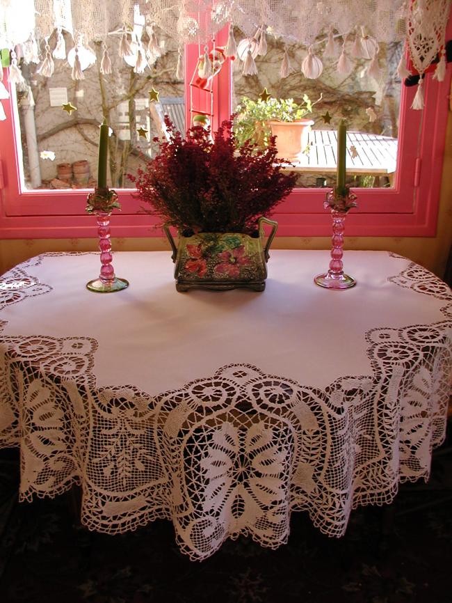 Exceptional round star shape tablecloth with somptuous large Cluny bobbin lace