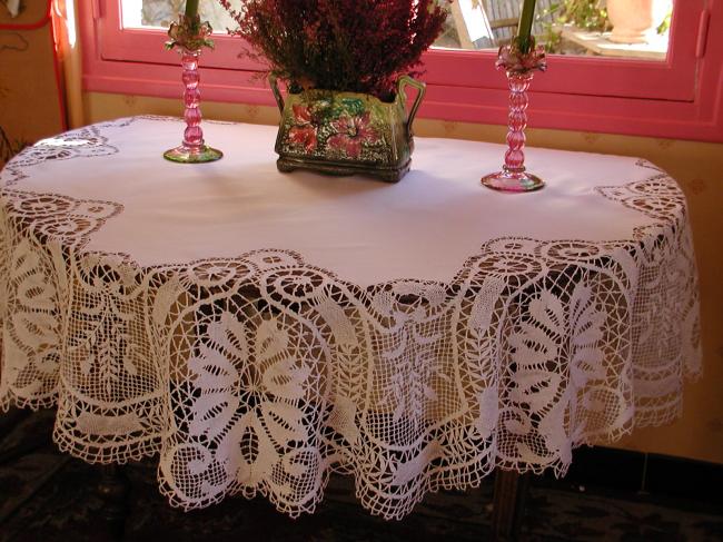 Exceptional round star shape tablecloth with somptuous large Cluny bobbin lace