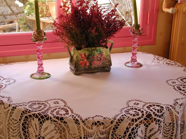 Exceptional round star shape tablecloth with somptuous large Cluny bobbin lace