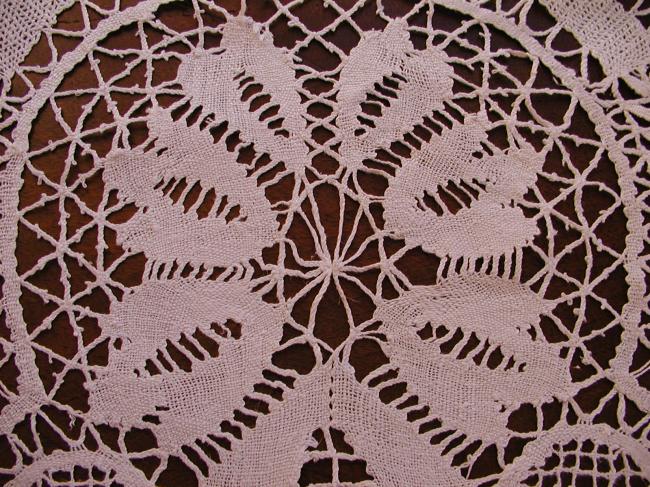 Exceptional round star shape tablecloth with somptuous large Cluny bobbin lace