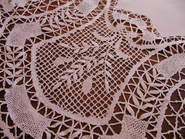 Exceptional round star shape tablecloth with somptuous large Cluny bobbin lace