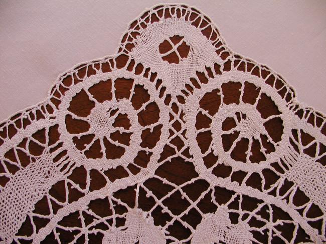 Exceptional round star shape tablecloth with somptuous large Cluny bobbin lace