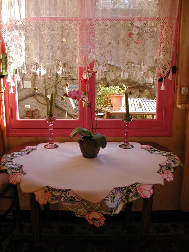 Breathtaking tablecloth with rich colours embroidered anemones