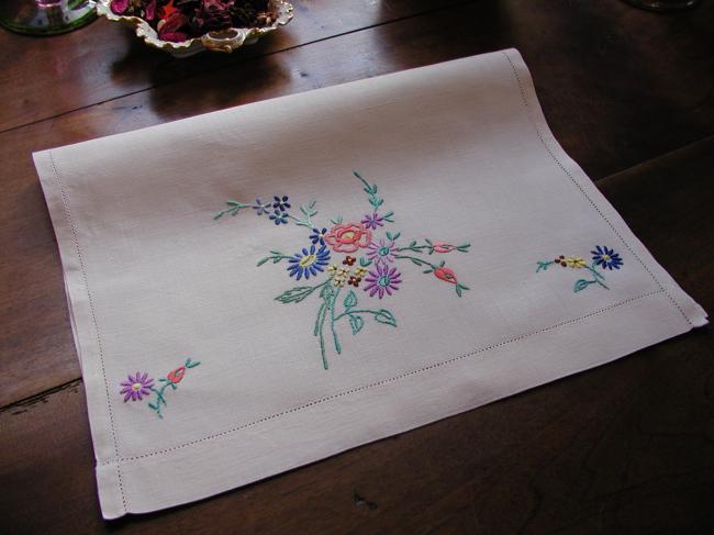 Charming hand towel with lovely hand-embroidered bouquet of flowers