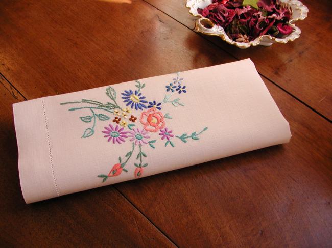 Charming hand towel with lovely hand-embroidered bouquet of flowers