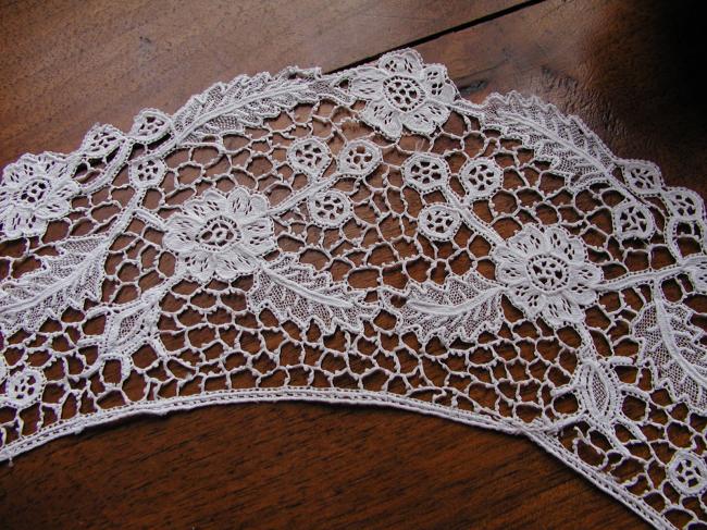 Gorgeous collar in Venezia lace with embroidered net 1890