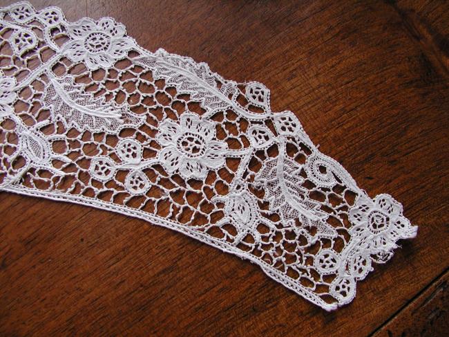 Gorgeous collar in Venezia lace with embroidered net 1890