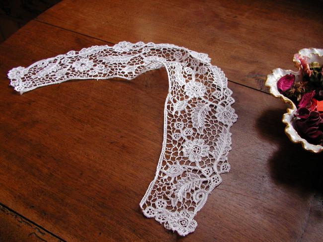 Gorgeous collar in Venezia lace with embroidered net 1890