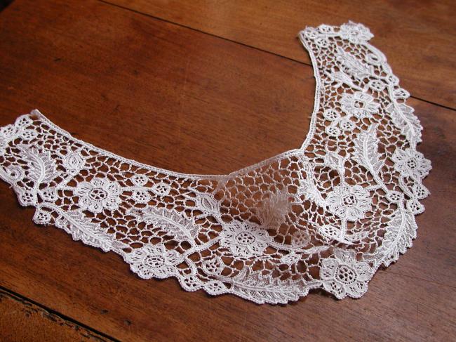 Gorgeous collar in Venezia lace with embroidered net 1890